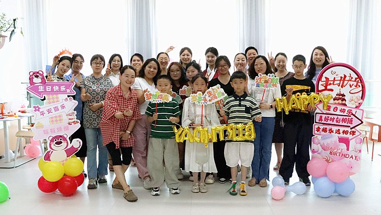 “温馨时刻，，，，配合庆生”集团公司员工生日会