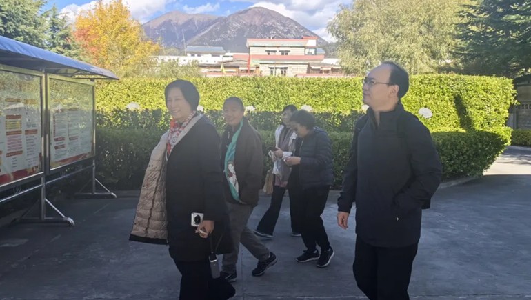 高原赋能，，，，，，，，擘画未来——中国香妆协会专家团莅临PG电子指导藏药化妆品工业生长